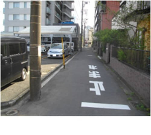 中央線のない生活道路の例(住宅街の狭い道路)