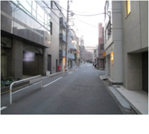 中央線のない生活道路の例(ビルに囲まれた狭い道路)